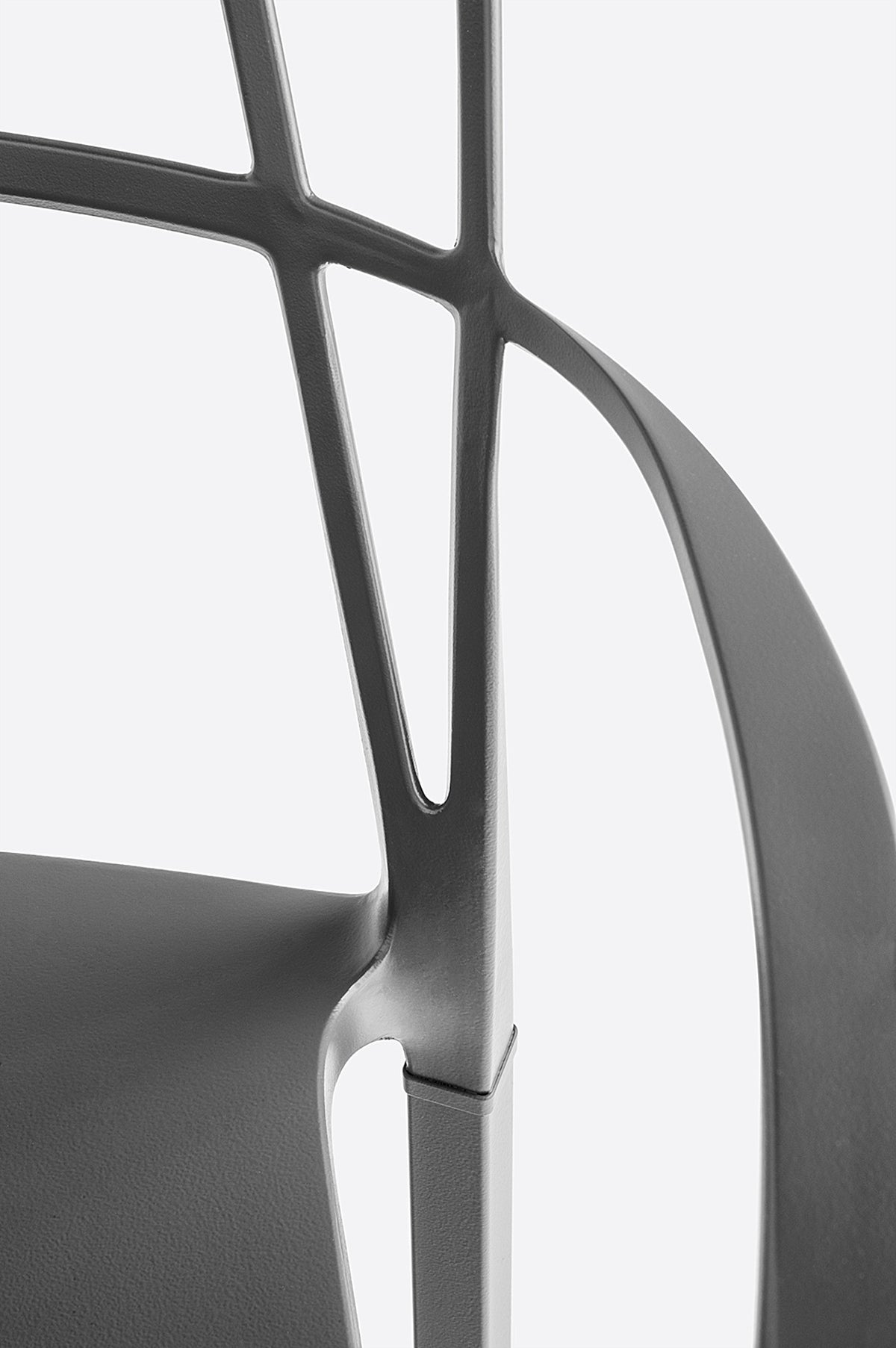 Détail du dossier en aluminium du fauteuil Intrigo