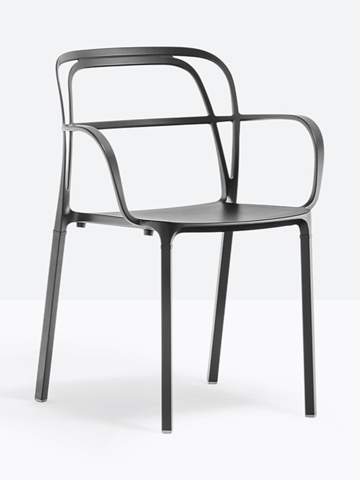 Fauteuil Intrigo noir vue de trois quarts
