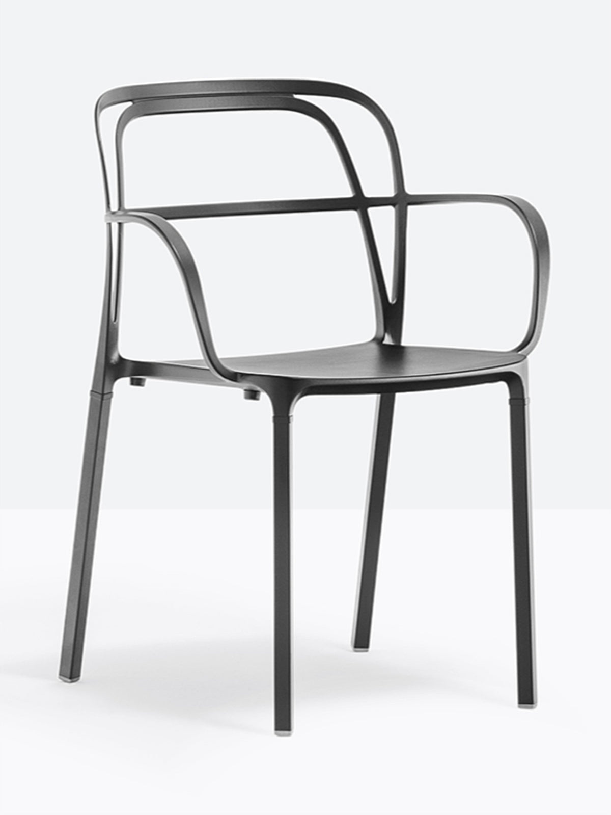 Fauteuil Intrigo noir vue de trois quarts