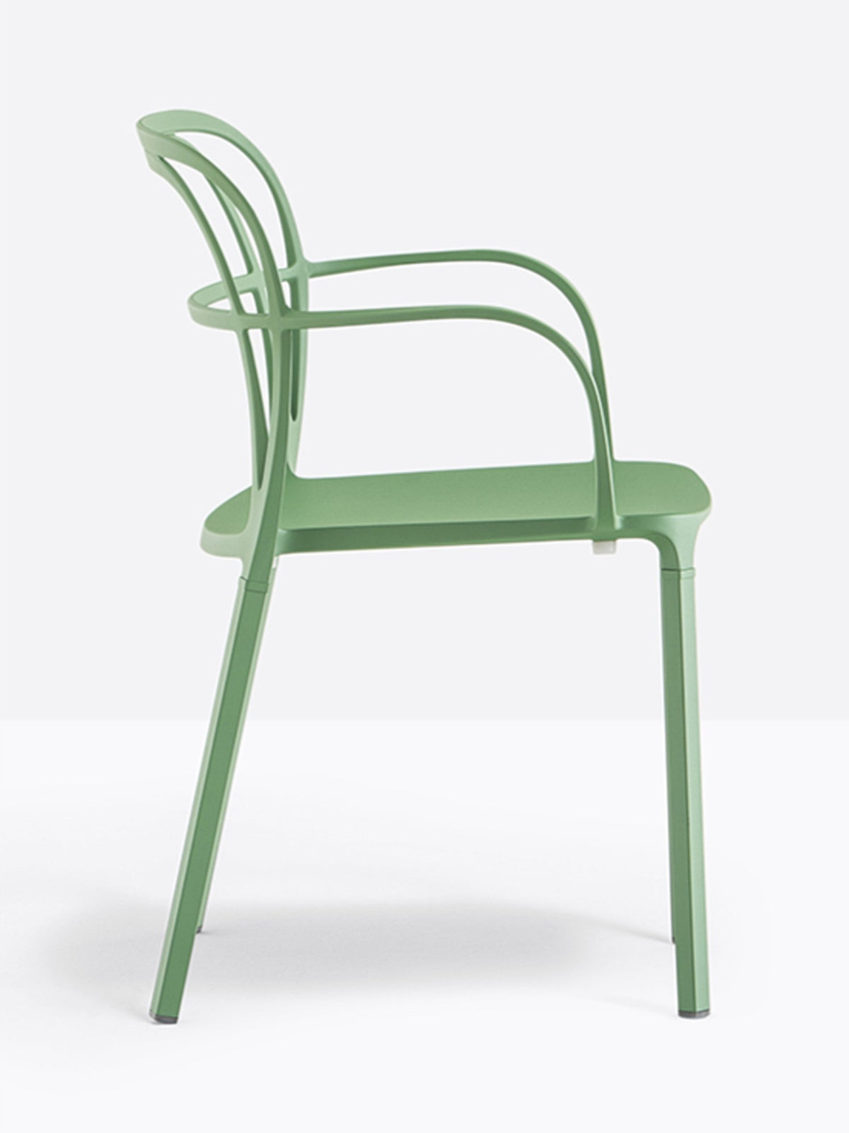 Fauteuil Intrigo vert sauge vue de profil