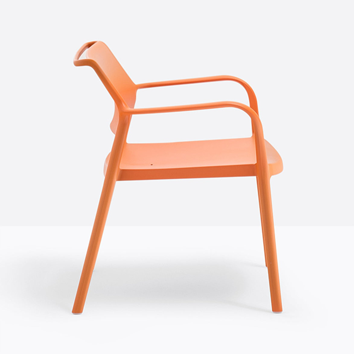 Fauteuil lounge Ara Pedrali orange vue de profil