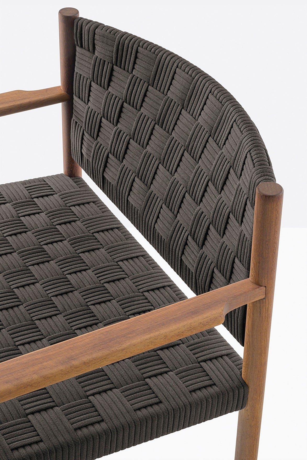 Détail du tressage du fauteuil lounge Griante