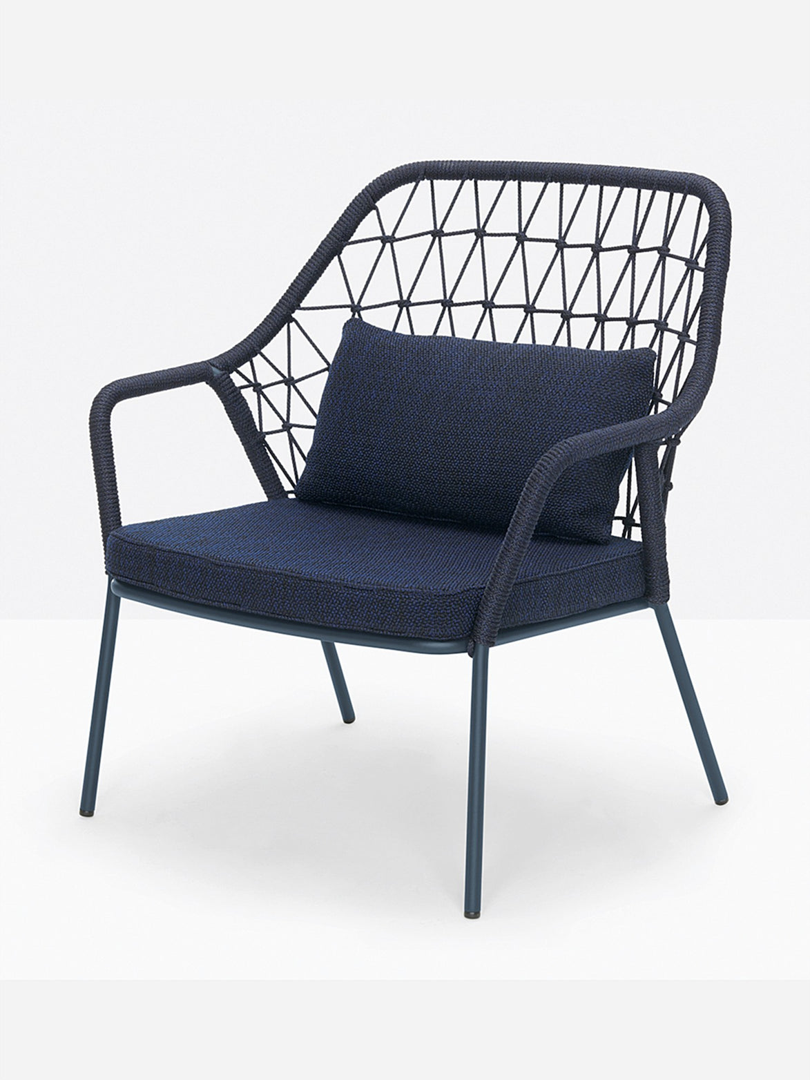 Fauteuil lounge Panarea bleu marine vue de trois quarts