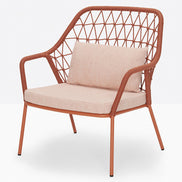 Fauteuil lounge Panarea terracotta et rose vue de trois quarts