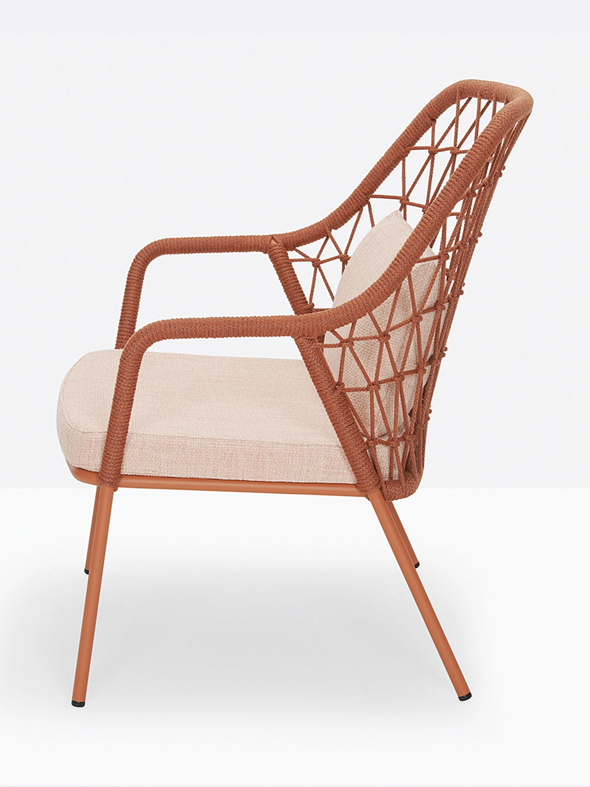 Fauteuil lounge Panarea terracotta et rose vue de profil