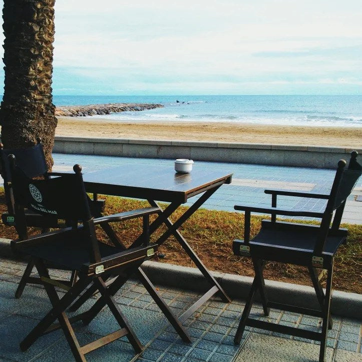 Fauteuils metteur en scène Cinéma sur une terrasse face à la mer
