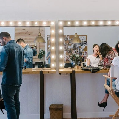 Fauteuils hauts Cinéma alignés devant les miroirs d'un espace beauté