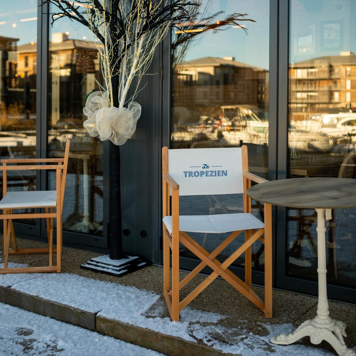 Réalisation Paris Design : fauteuils metteur en scène personnalisés au logo du restaurant Le Tropézien, L'Isle-Adam
