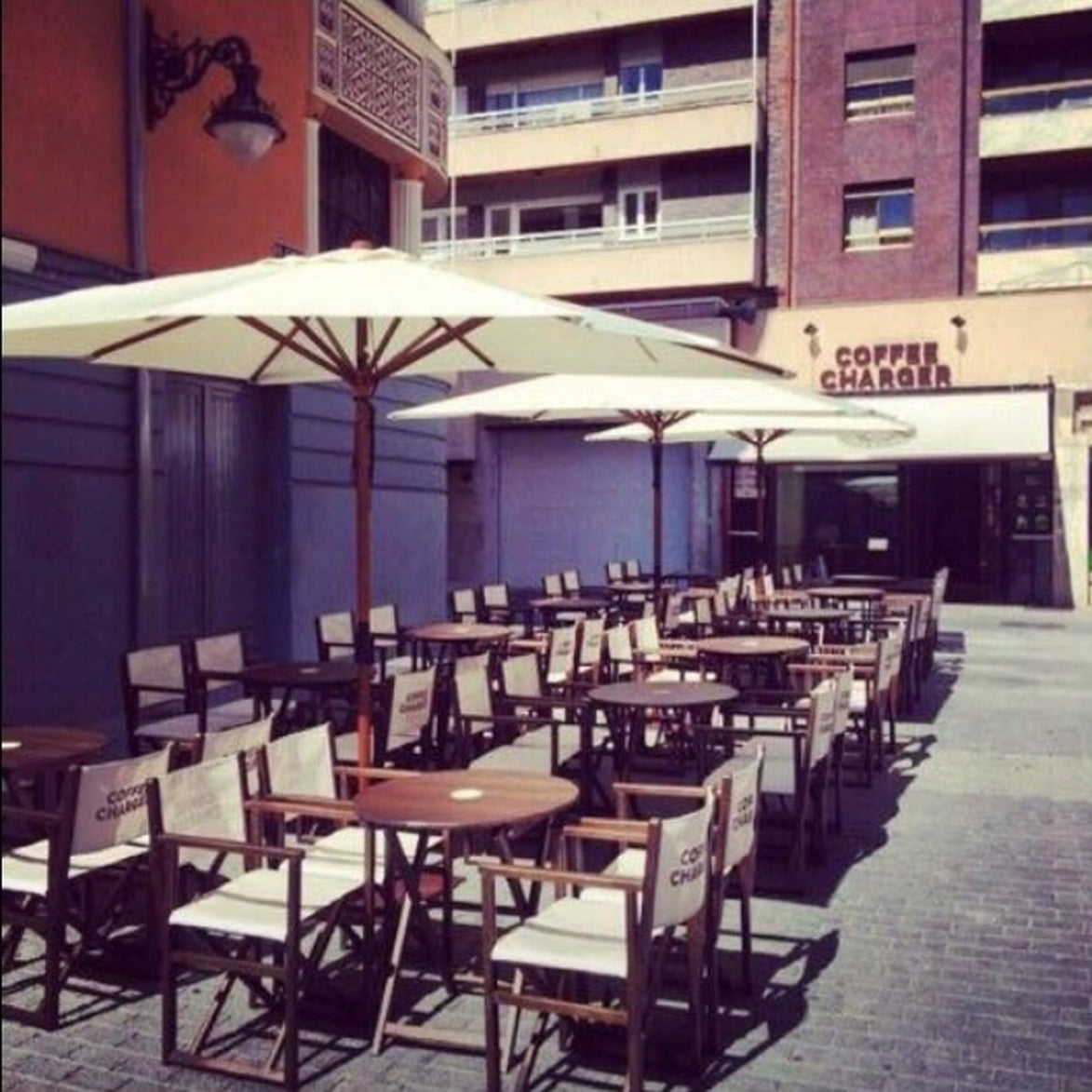 Terrasse de café équipée de fauteuils metteur en scène Mallorca personnalisés au logo
