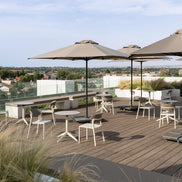 Parasol Formentera 350 x 350 cm Ezpeleta en situation sur une terrasse CHR