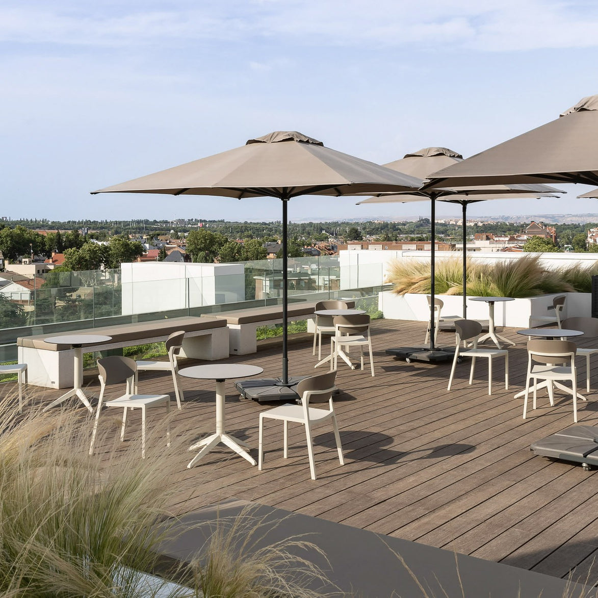 Parasol Formentera 350 x 350 cm Ezpeleta en situation sur une terrasse CHR