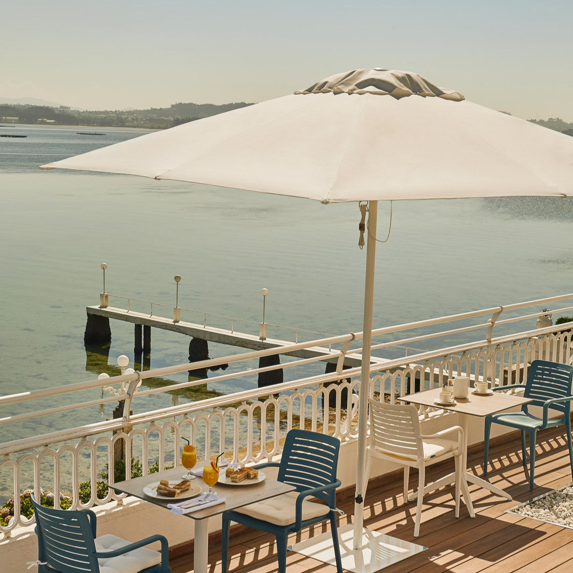 Parasol Formentera 350 x 350 cm Ezpeleta en situation sur une terrasse CHR
