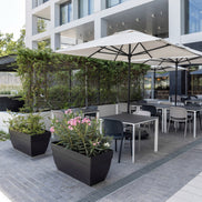 Parasol Formentera 350 x 350 cm Ezpeleta en situation sur une terrasse CHR