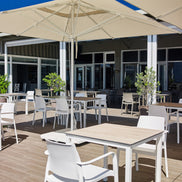 Parasol Formentera 300 x 300 cm Ezpeleta en situation sur une terrasse CHR