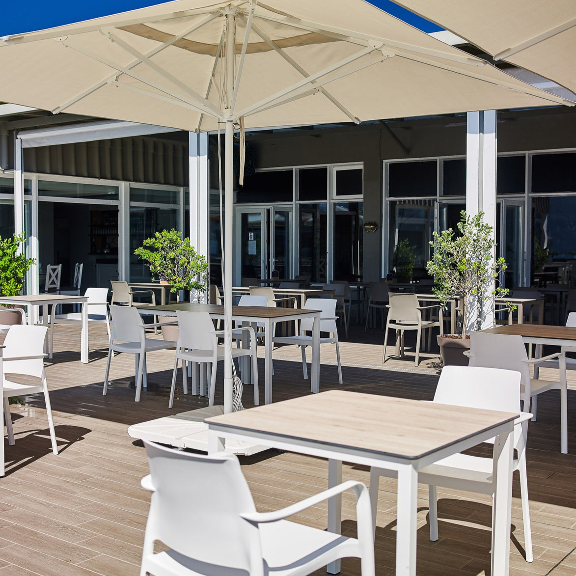 Parasol Formentera 300 x 300 cm Ezpeleta en situation sur une terrasse CHR