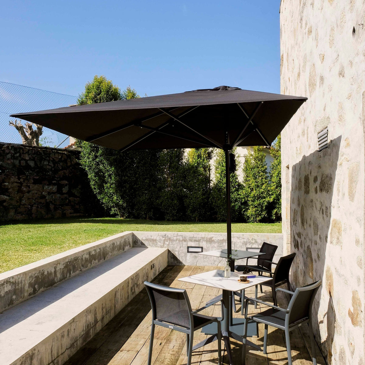 Parasol Formentera latéral 350 x 250 cm Ezpeleta en situation sur une terrasse CHR