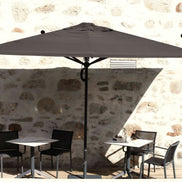 Parasol Formentera latéral 350 x 250 cm Ezpeleta en situation sur une terrasse CHR