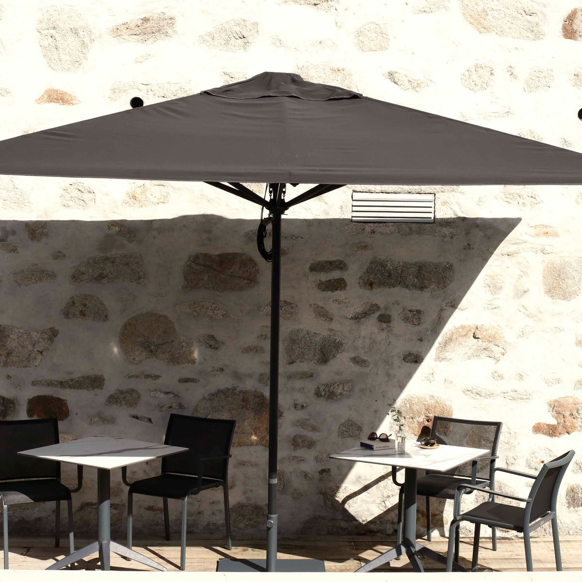 Parasol Formentera latéral 350 x 250 cm Ezpeleta en situation sur une terrasse CHR