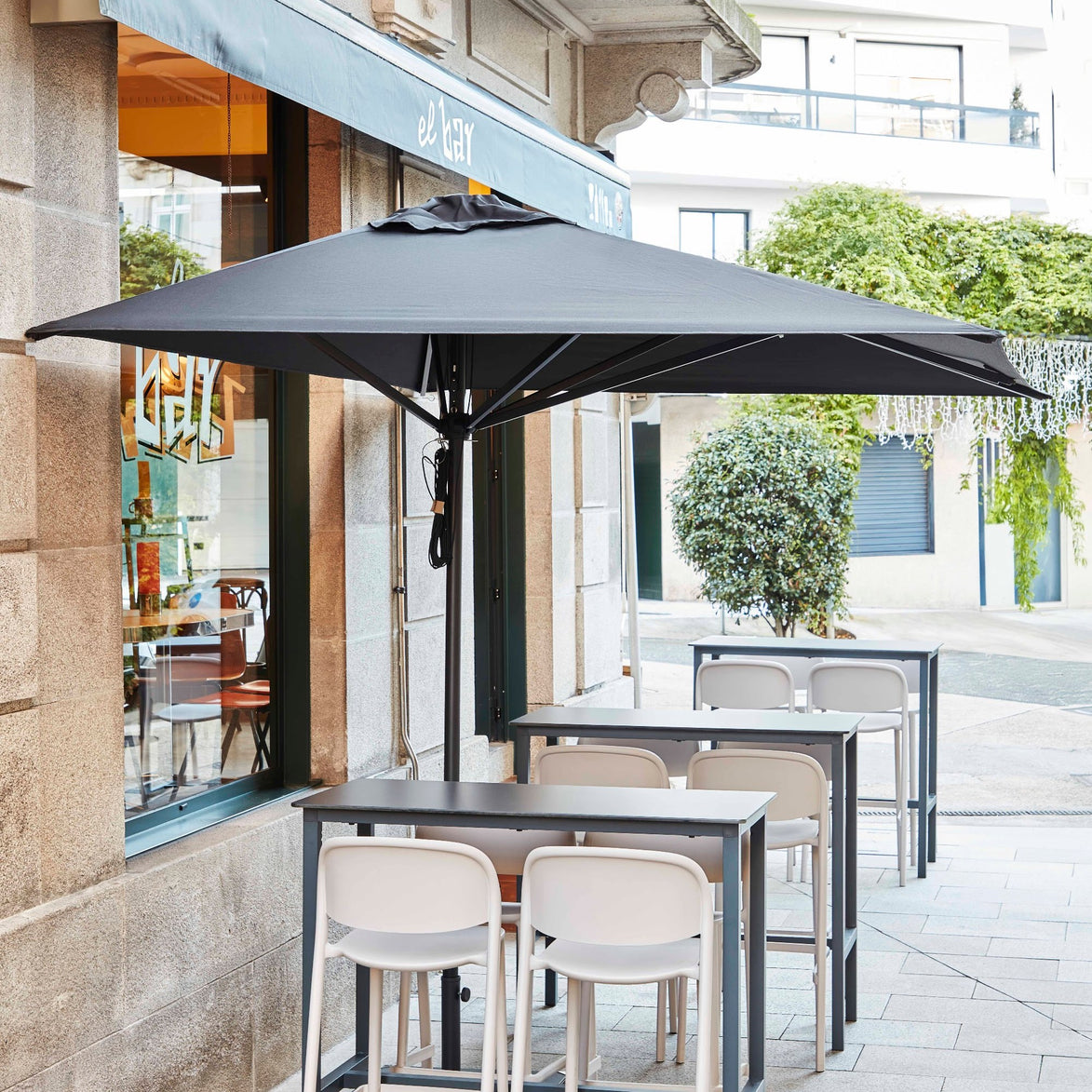 Parasol Formentera latéral 350 x 250 cm Ezpeleta en situation sur une terrasse CHR