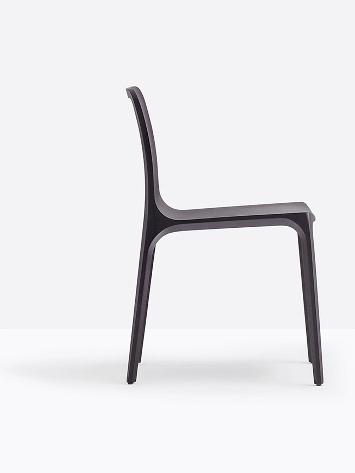 Chaise Frida 752 wengé vue de profil