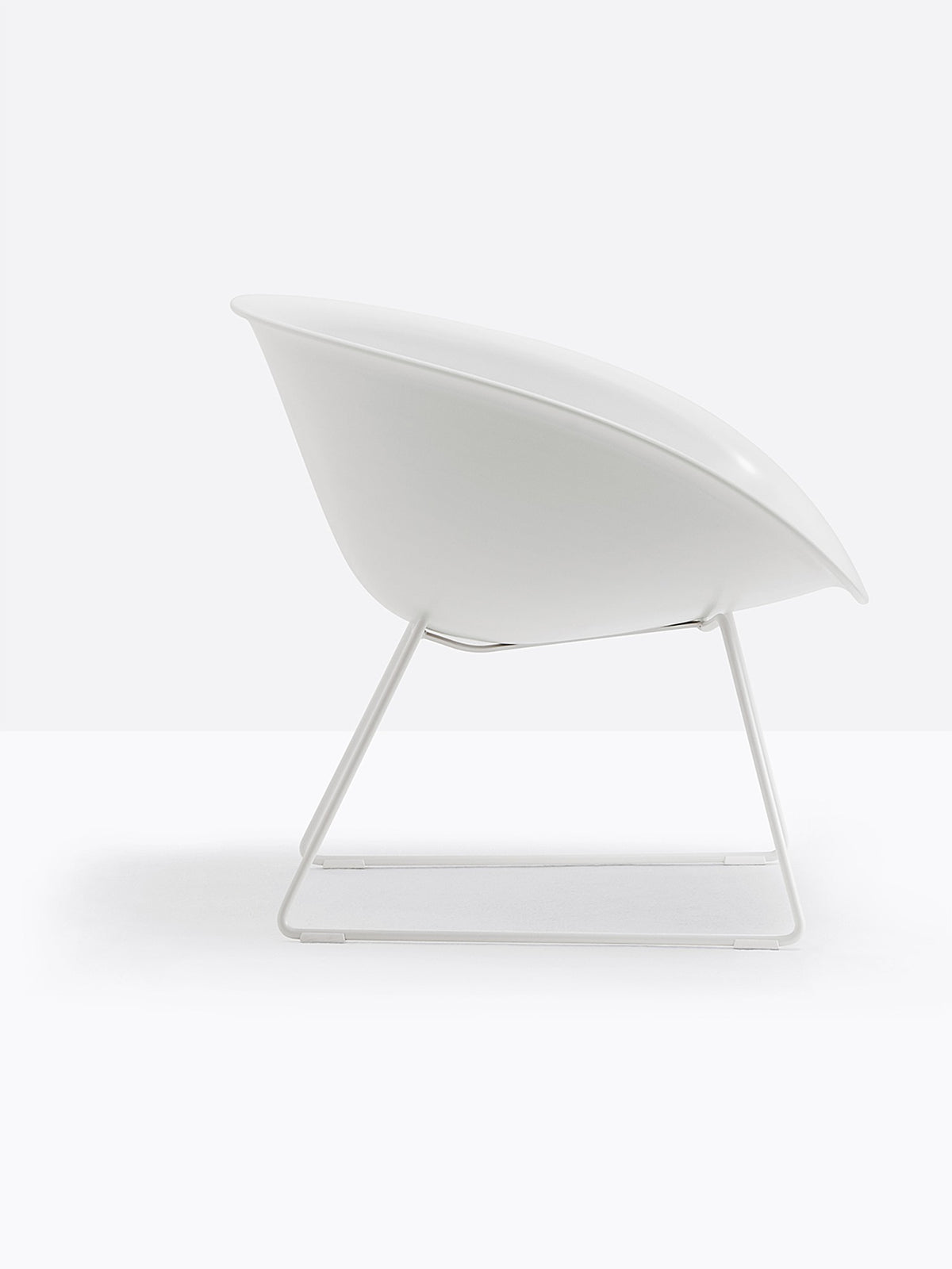 Fauteuil lounge Gliss 340 blanc vue de profil