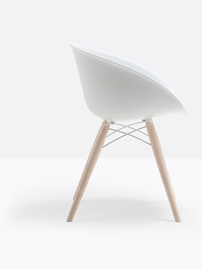 Chaise Gliss Wood 904 Pedrali blanche, pieds frêne naturel