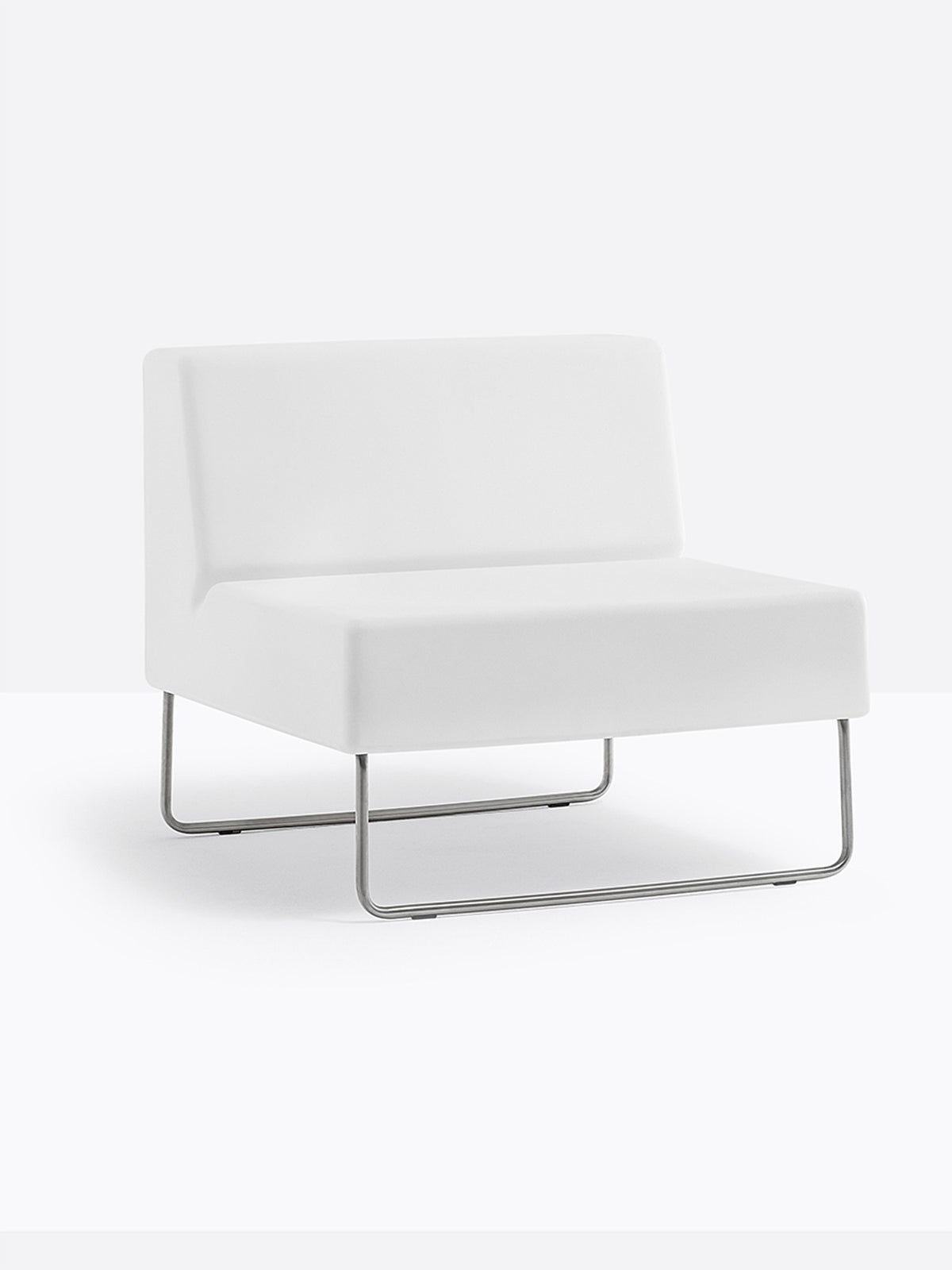 Fauteuil Host lounge 790 blanc vue de trois quarts