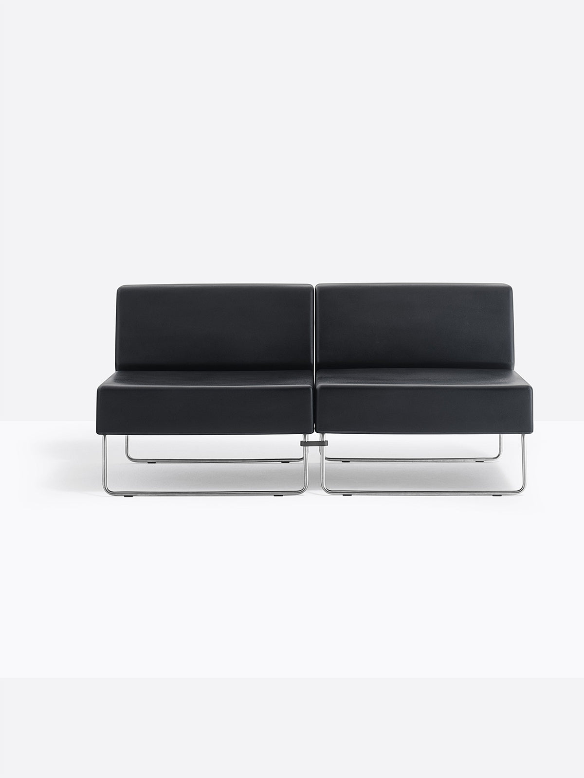 Fauteuils Host lounge 790 noirs reliés en banquette