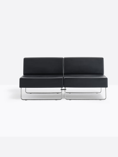 Fauteuils Host lounge 790 noirs reliés en banquette