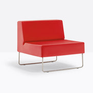 Fauteuil Host lounge 790 rouge vue de trois quarts