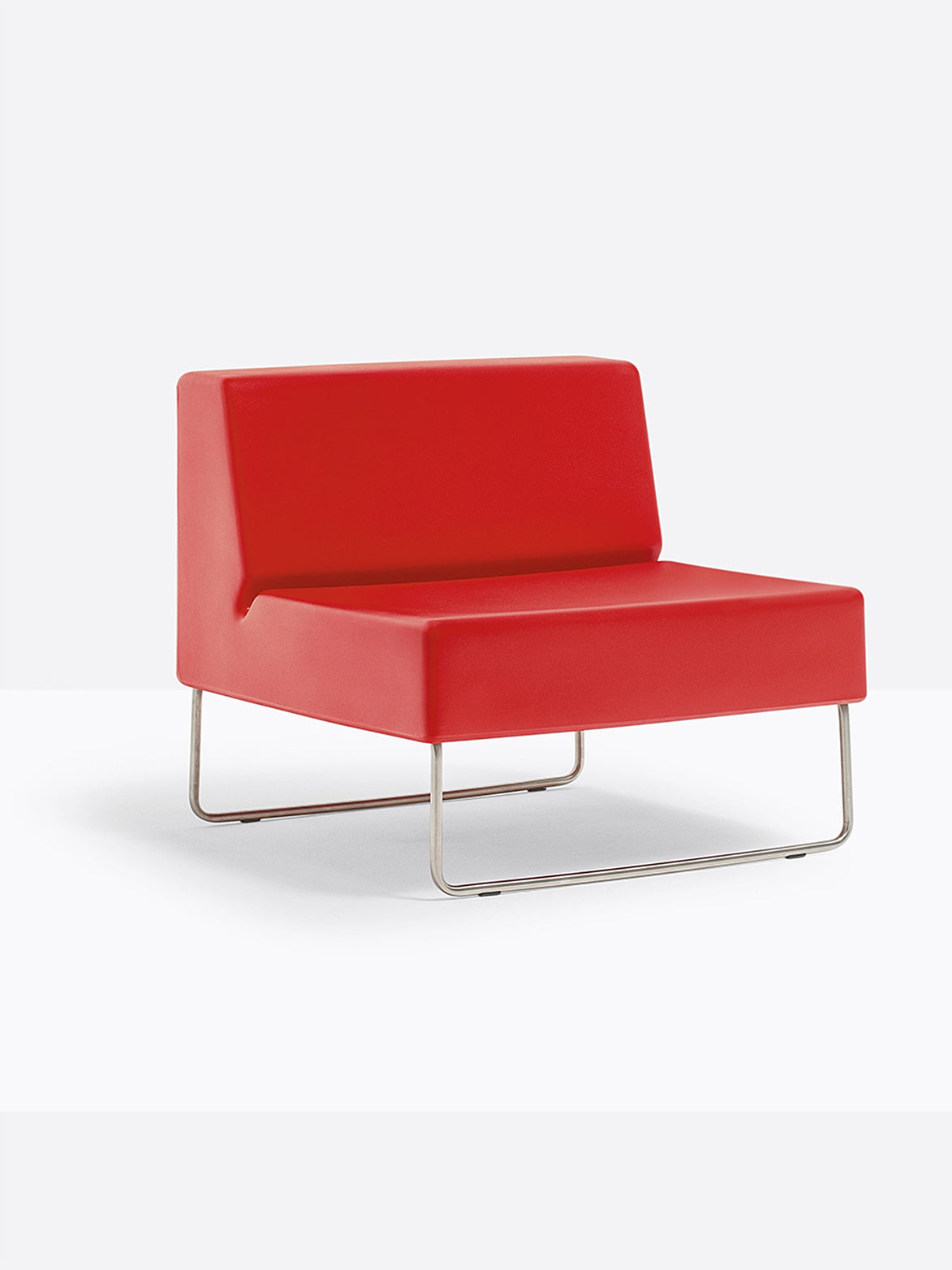 Fauteuil Host lounge 790 rouge vue de trois quarts