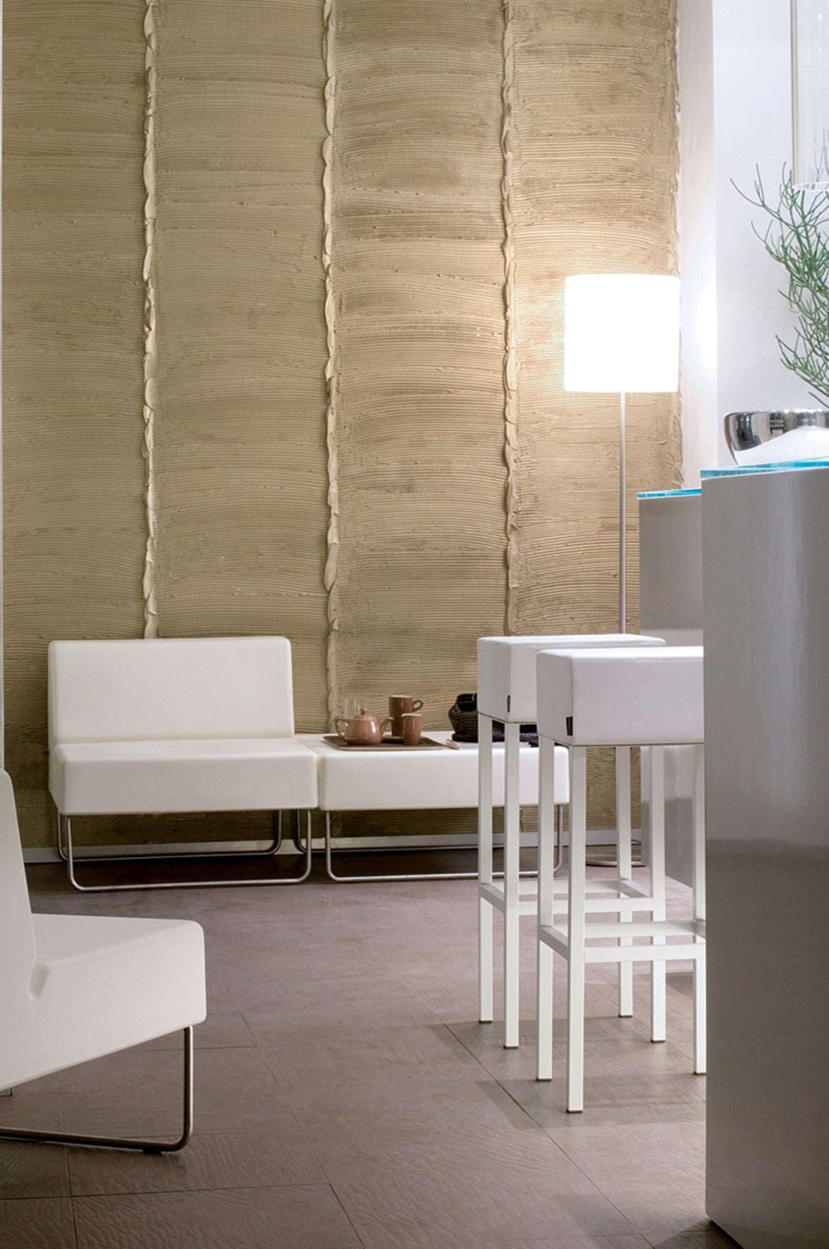 Fauteuils Host lounge blancs en situation