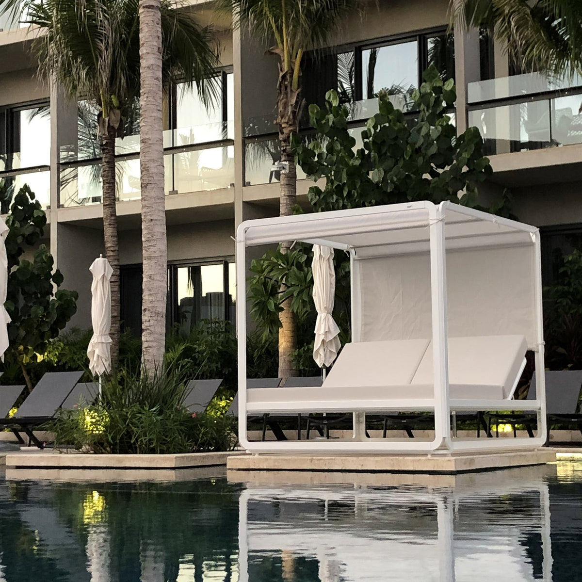 Daybed Ibiza XL Ezpeleta en situation, mobilier CHR