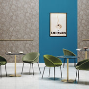 Café équipé de tables à plateau en marbre Grigio Carnico, mobilier CHR