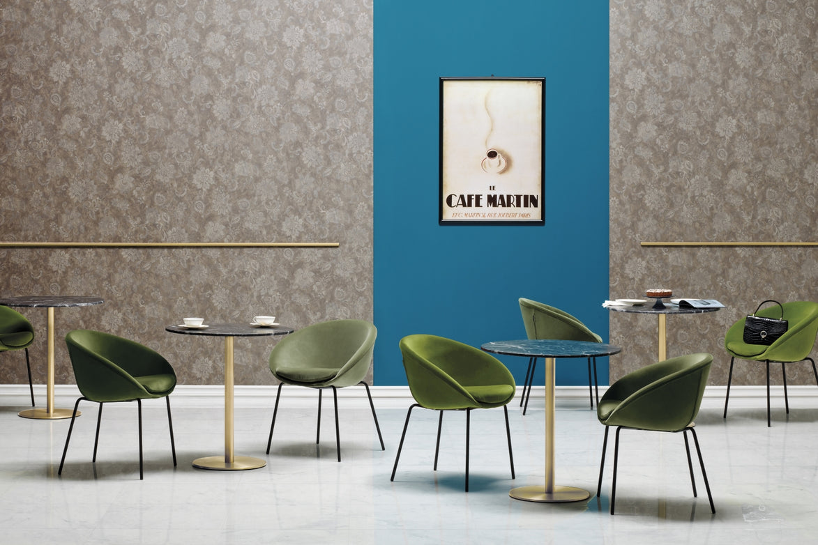 Café équipé de tables à plateau en marbre Grigio Carnico, mobilier CHR
