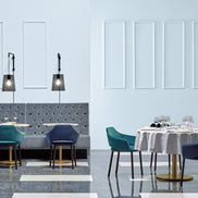Salle de restaurant avec tables à plateau en marbre, mobilier CHR