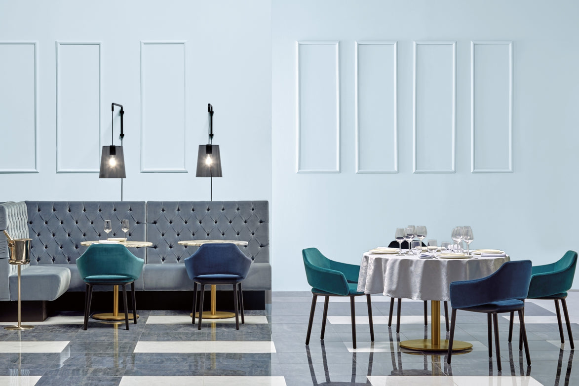 Salle de restaurant avec tables à plateau en marbre, mobilier CHR