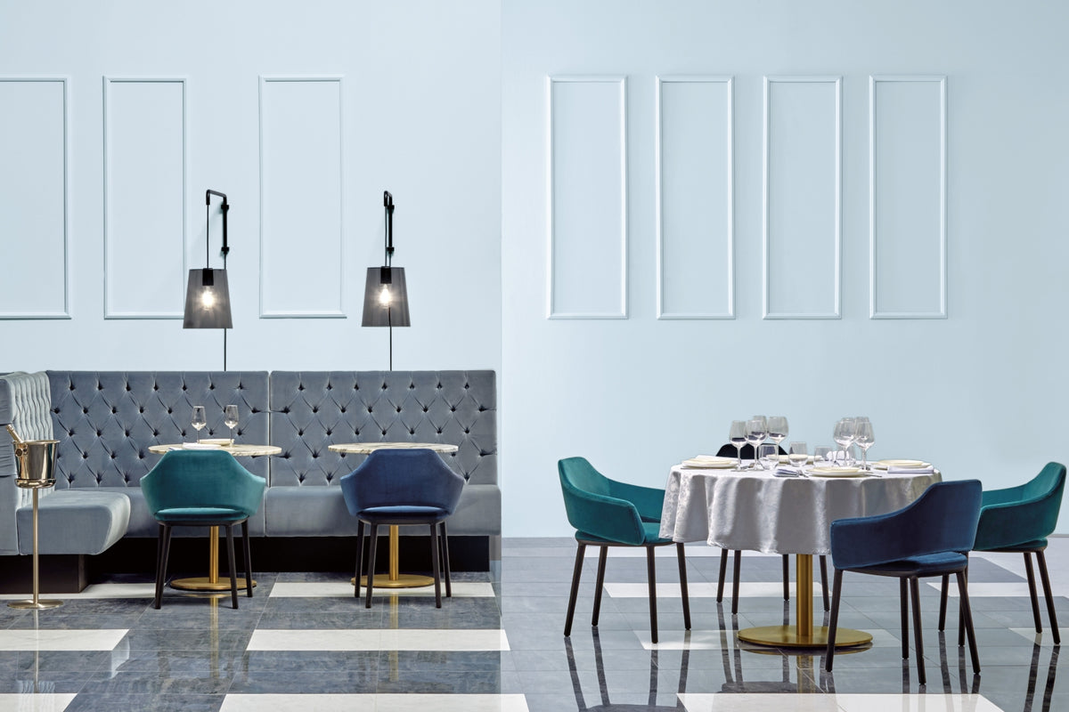 Salle de restaurant avec tables à plateau en marbre, mobilier CHR