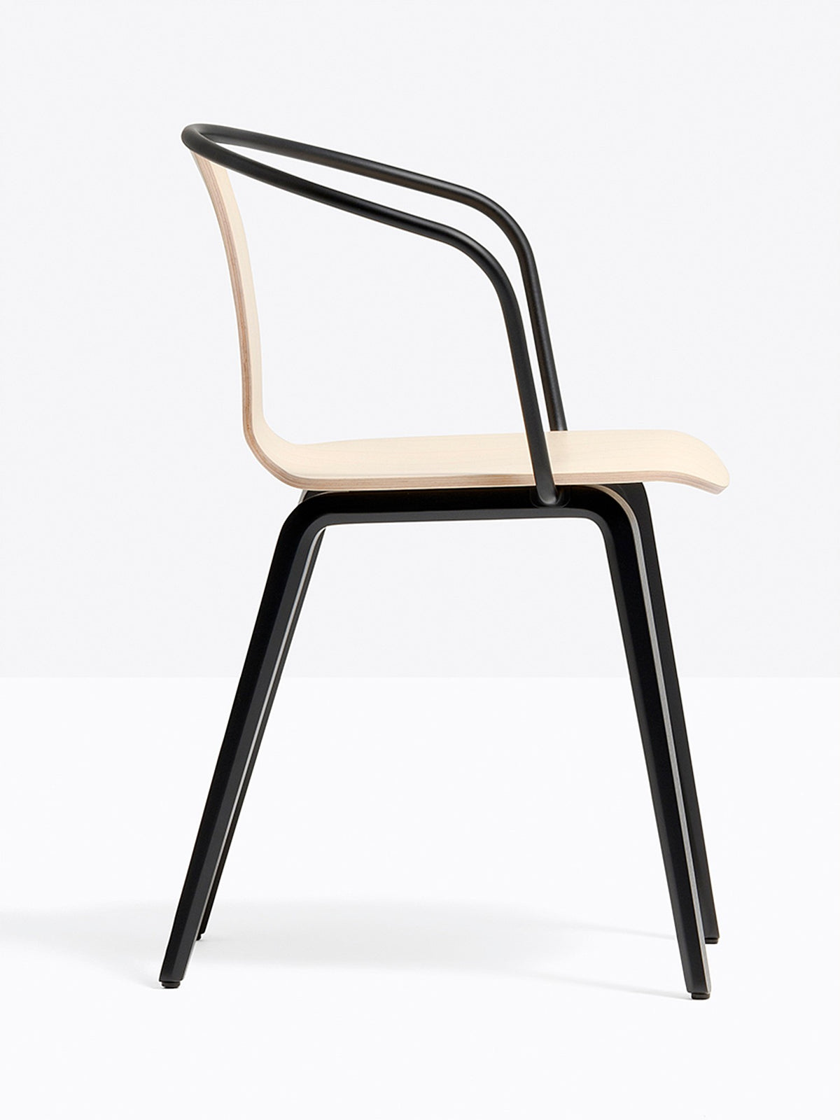 Fauteuil Jamaica 2915 assise frêne, pieds noirs, vue de profil