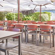 Parasol Java Ø 300 cm Ezpeleta en situation sur une terrasse CHR