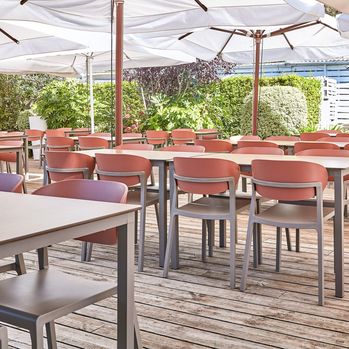 Parasol Java 300 x 300 cm Ezpeleta en situation sur une terrasse CHR