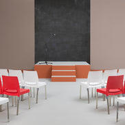 Chaises Joi 870 blanches et rouges en salle