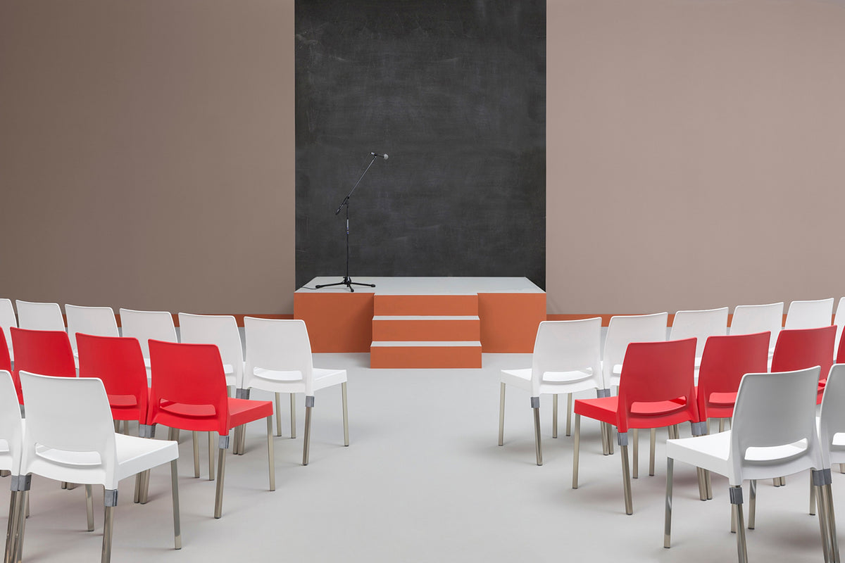Chaises Joi 870 blanches et rouges en salle