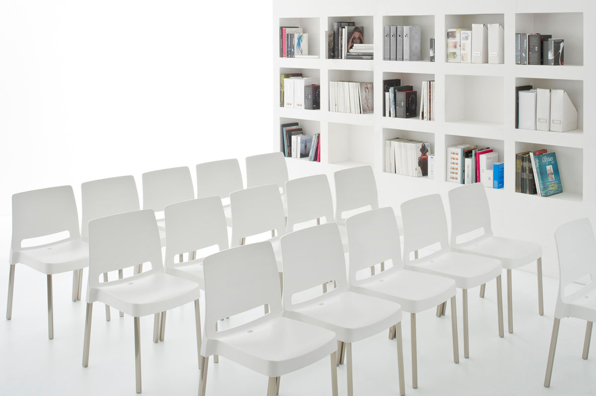 Chaises Joi 870 blanches en situation