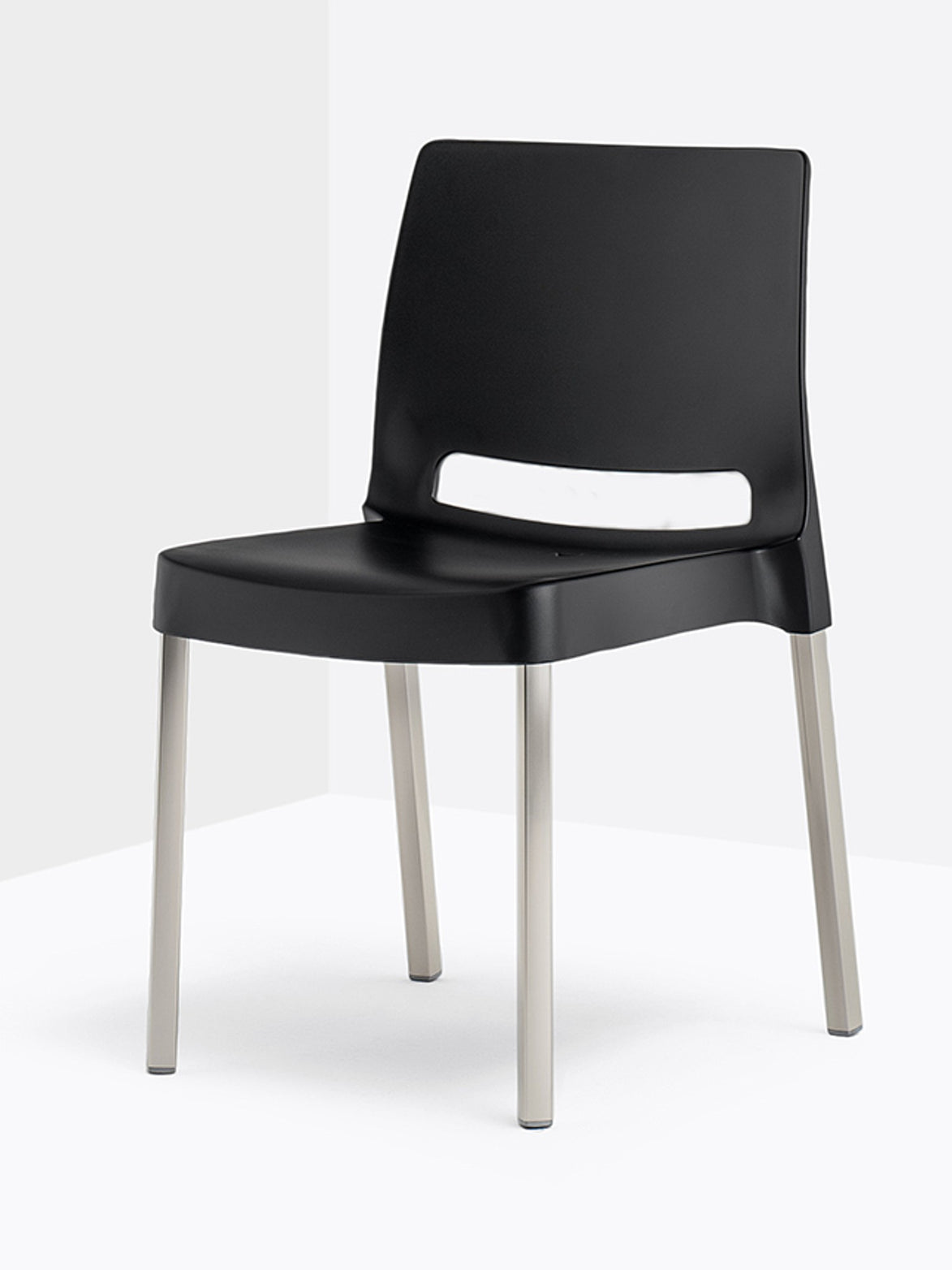 Chaise Joi 870 noire vue de trois quarts