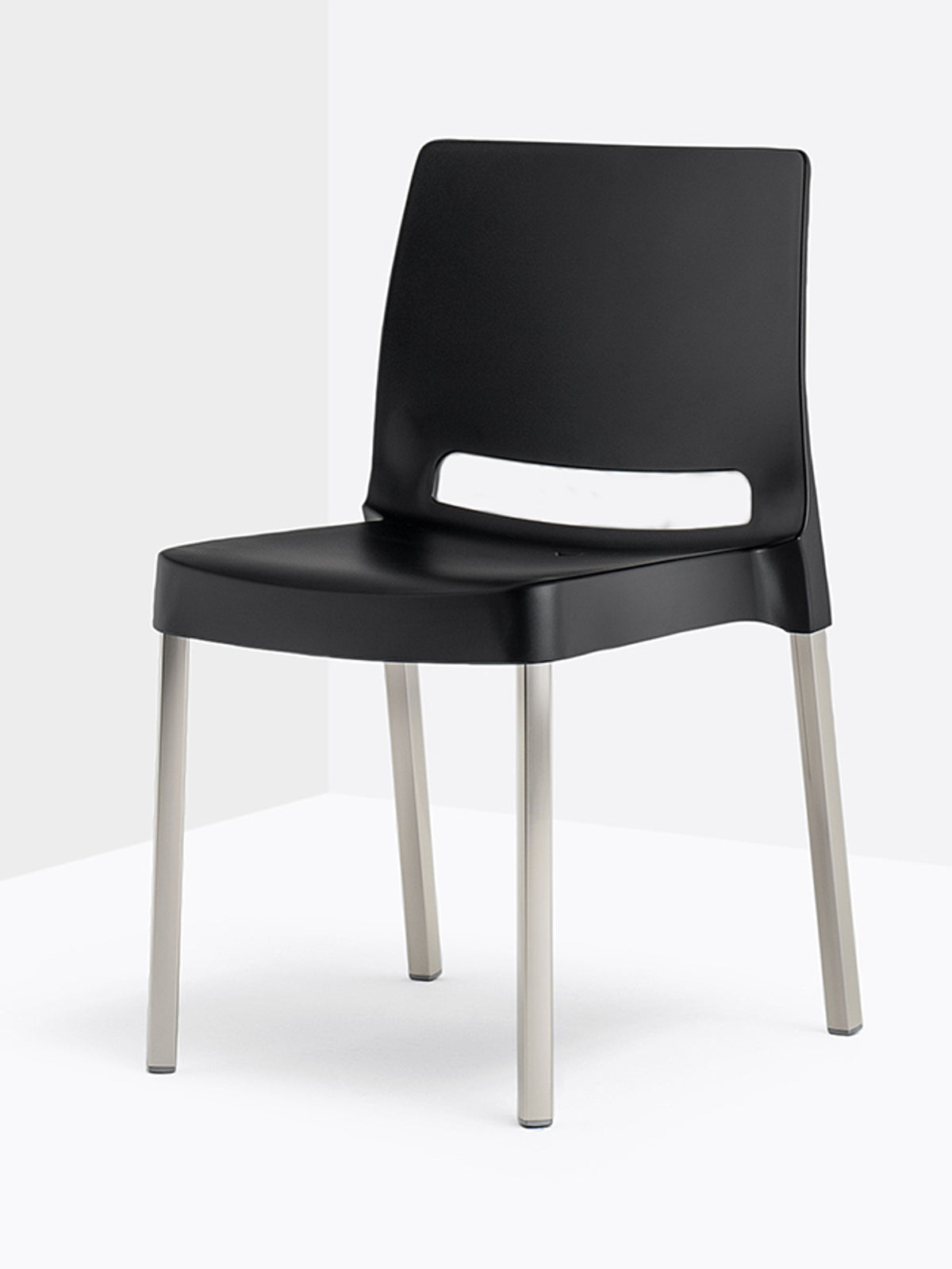 Chaise Joi 870 noire vue de trois quarts