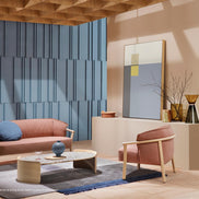 Lounge d'hôtel avec table basse à plateau en marbre reconstitué