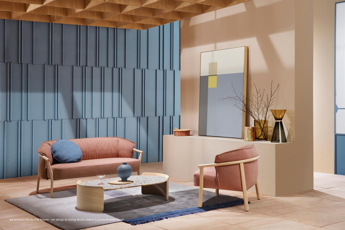 Lounge d'hôtel avec table basse à plateau en marbre reconstitué