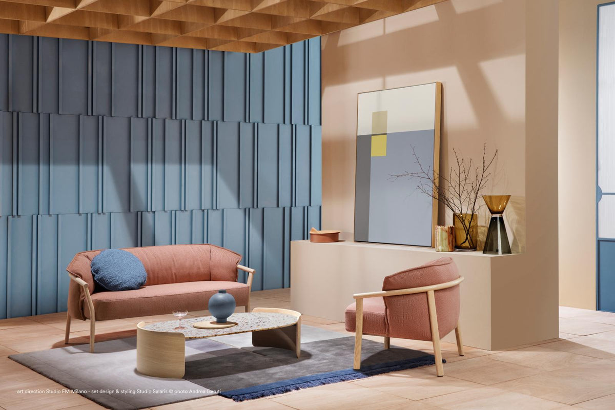 Lounge d'hôtel avec table basse à plateau en marbre reconstitué
