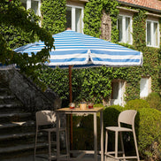 Parasol Madeira Ø 300 cm Ezpeleta en situation sur une terrasse CHR